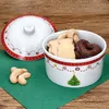 A Christmas-themed cookie tin with its lid off, sitting on a green napkin on a wooden surface. Several cookies are inside the tin, and a few are scattered on the napkin. Anteprima dell’immagine prodotto