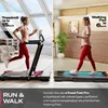 A split image showing a woman running on a treadmill on the left and walking on a walking pad on the right. Text overlays describe the features and uses of the product. Produktbild-Vorschau