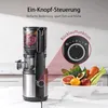 A slow juicer is shown on a countertop with fruits and vegetables in a bowl next to it. Text overlays highlight features. Produktbild-Vorschau