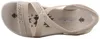 Auf dem Bild ist eine beige Sandale zu sehen die von der linken Seite betrachtet wird. Die Sandale hat ein schlichtes Design mit einem verstellbaren Riemen und einem offenen Zehenbereich. Produktbild-Vorschau