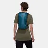 Rucksack "Neon Light" von Mammut in Blau; getragen von einer Person in einem grünen T-Shirt. Náhľad obrázku produktu