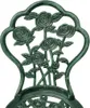 A close-up of a green metal bistro set with a rose design. Voir les images du produit