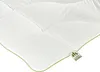 A close-up view of a white comforter with green trim and a small green label. Produktbild-Vorschau