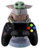 A figurine of Grogu (Baby Yoda) from Star Wars holding a video game controller. Anteprima dell’immagine prodotto