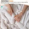 Hands touching a white fluffy blanket, with text overlays describing its features. Produktbild-Vorschau