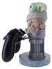 A figurine of Grogu from Star Wars holding a video game controller, displayed on a stand. Anteprima dell’immagine prodotto
