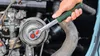 A hand is using a Bosch ratchet wrench to tighten a bolt on a car engine. Anteprima dell’immagine prodotto