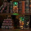 Two shelves of decorative book spines and two illuminated book nook dioramas. Voir les images du produit