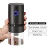 A hand holding a coffee grinder with text boxes indicating product features. Produktbild-Vorschau