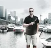 A man stands in a marina holding a set of Allen wrenches. Produktbild-Vorschau