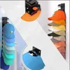 Schwarzer Wand-Kappenständer mit einem Stapel bunter Baseballkappen, mit Nahaufnahmen des Ständers Voir les images du produit