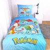 A Pokémon-themed duvet cover and pillowcase set displayed on a bed. Produktbild-Vorschau