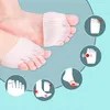 A close-up of a person's feet wearing gel toe separators, surrounded by circular diagrams illustrating foot pain points. Anteprima dell’immagine prodotto