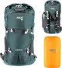 A collage of images showing a green backpack, hiking poles, a water bottle, and an orange stuff sack. Anteprima dell’immagine prodotto