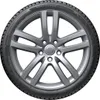 A close-up studio shot of a car tire mounted on a silver alloy wheel, presented against a plain white background. Anteprima dell’immagine prodotto