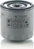 A close-up studio shot of a MANN FILTER oil filter. Podgląd zdjęcia produktu