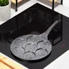 A pancake pan with animal-shaped molds is placed on a modern induction stovetop. Anteprima dell’immagine prodotto