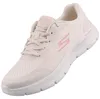 Auf dem Bild ist ein beiger Freizeitschuh zu sehen der von der Seite abgebildet ist. Der Schuh hat eine sportliche Form und eine helle Sohle die ihm eine lässige Ausstrahlung verleiht. Produktbild-Vorschau