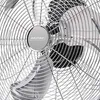 Close-up of a silver fan with the brand logo visible. Voir les images du produit