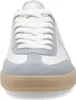 A close-up, front-facing view of a white and light gray sneaker with a tan sole. Voir les images du produit