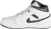 A side view of a white and black Nike Air Jordan 1 Mid sneaker. Anteprima dell’immagine prodotto