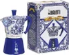 A Bialetti Moka coffee maker and its packaging, both decorated with a blue and white Mediterranean-inspired pattern. Anteprima dell’immagine prodotto