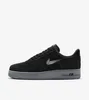 A single black Nike Air Force 1 sneaker with a gray sole is shown against a white background. Anteprima dell’immagine prodotto