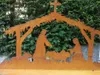A rustic metal nativity scene is displayed outdoors in front of a dense green hedge. Anteprima dell’immagine prodotto