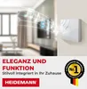 A white doorbell chime is mounted on a wall, with musical notes emanating from it, superimposed over a blurred image of a modern living room. Produktbild-Vorschau