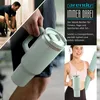A collage of images showing a man tying his shoes, a hand holding a large insulated tumbler, and a woman with headphones holding a yoga mat and a tumbler. Anteprima dell’immagine prodotto