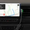 A smartphone displaying a navigation app is mounted in a car's air vent, connected to a charging cable. Anteprima dell’immagine prodotto