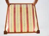 A close-up view of a chair seat with a striped fabric pattern. Voir les images du produit