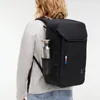 A person wearing a backpack with a water bottle in the side pocket. Produktbild-Vorschau