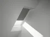 VELUX Tenda oscurante grigia a tinta unita, azionamento Anteprima dell’immagine prodotto 1