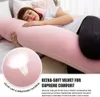 A woman is lying on a bed, using a long pink pillow for support. The pillow is the main focus of the image, with a close-up inset showing its texture and breathability. Text overlays highlight the product's features. Anteprima dell’immagine prodotto