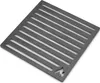 A square metal grill grate with parallel bars and a flame logo cut out of one corner, shown from a slightly elevated angle on a white background. Anteprima dell’immagine prodotto