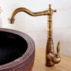 A close-up shot of a vintage-style brass faucet over a dark, textured sink. Anteprima dell’immagine prodotto