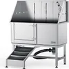 A professional product shot of a stainless steel dog grooming tub with stairs and a shower head. Anteprima dell’immagine prodotto