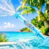 Blaue Plastik-Wasserpistole, die aktiv Wasser spritzt, vor einem lebendigen tropischen Strand- und Ozeanhintergrund Produktbild-Vorschau