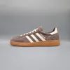 A single Adidas Handball Spezial sneaker is shown against a plain gray background. Voir les images du produit