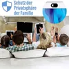Familie auf einem Sofa, die Geräte mit Webcam-Abdeckungen verwendet, mit Nahaufnahme einer schwarzen Webcam-Abdeckung Produktbild-Vorschau