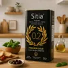 A large tin of olive oil is displayed on a wooden table in a kitchen setting, with some basil, bread, and olives nearby. Produktbild-Vorschau