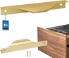 A close-up view of two gold cabinet handles, one shown on its own with a tag, and another installed on a wooden drawer. Produktbild-Vorschau