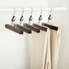 Amazon Basics houten kledinghangers voor broeken, Productafbeelding-voorbeeld 4