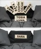 A collage of two images showing a dog bed with personalized name tags. Voir les images du produit