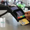 Ingenico EC-Cash Gerät im Einsatz. Eine Kreditkarte steckt gerade im Kartenschacht. Produktbild-Vorschau
