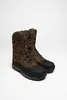 A pair of brown and black winter boots on a white background. Anteprima dell’immagine prodotto