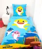 A Baby Shark themed duvet cover and pillowcase set laid out on a bed. Anteprima dell’immagine prodotto