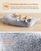 A dog is resting on a plush dog bed, with text overlays highlighting features. Produktbild-Vorschau