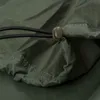 A close-up view of the drawstring closure on a green fabric bag. Voir les images du produit